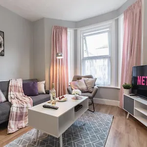  Holiday home 3-bedroom House L Fast Wi-fi L Garden L Newly Decorated L Close To Shops And Restaurants