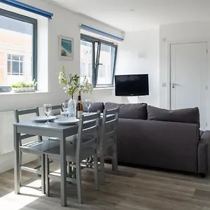  Apartment Modern One Bedroom In Town Centre & 4 Min To The Beach